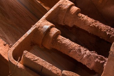 dişli ve mekanizmaları kırık kırmızı toprak kil çamur oluşturmak için