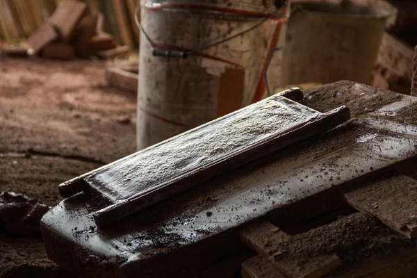 Outil de moule pour créer des briques de boue traditionnelles — Photo
