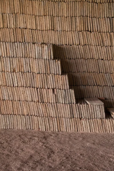 Pila de producción de ladrillos de barro tradicionales — Foto de Stock