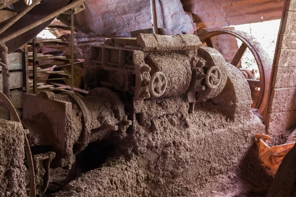 ギアと壊れた赤土粘土の泥を作成するためのメカニズム — ストック写真