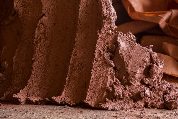 Högen av röd lera på ett bord — Stockfoto