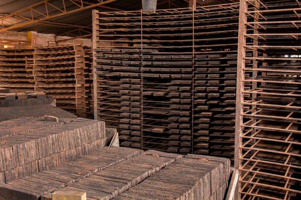 Традиційне виробництво грязьових цеглин — стокове фото