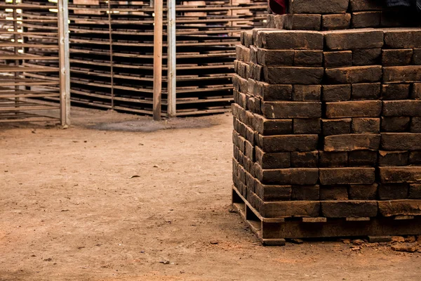 Produzione di mattoni di fango tradizionale — Foto Stock