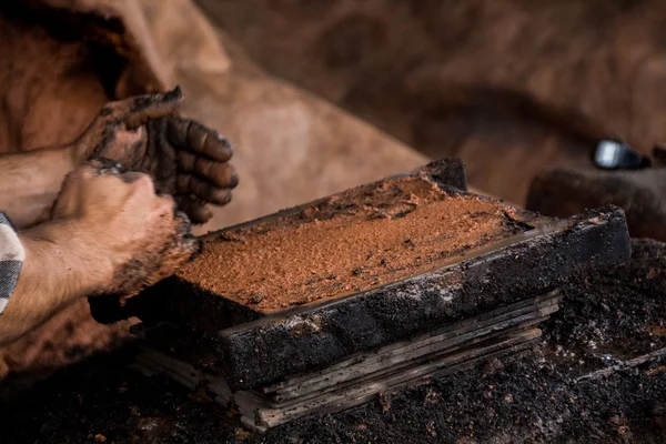 전통적인 진흙 벽돌을 만드는 금형 도구 — 스톡 사진