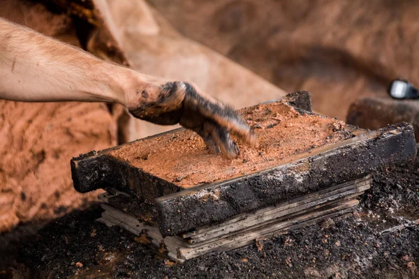 전통적인 진흙 벽돌을 만드는 금형 도구 — 스톡 사진