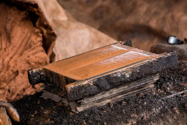 伝統的な泥レンガを作成する金型 — ストック写真