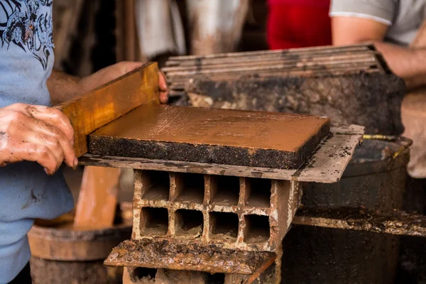 Herramienta de molde para crear ladrillos de barro tradicionales —  Fotos de Stock