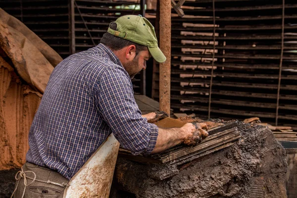 Traditionele modder baksteen productie fabriek. — Stockfoto