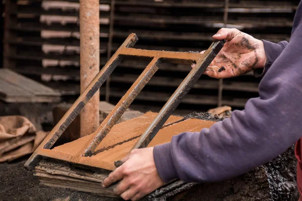 Ferramenta de molde para criar tijolos de lama tradicionais — Fotografia de Stock