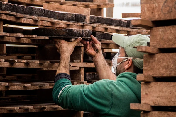 Traditionele modder baksteen productie fabriek. — Stockfoto