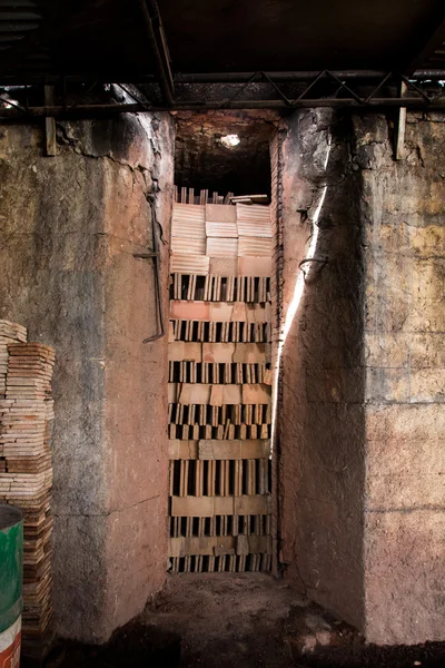 Fábrica tradicional de producción de ladrillo de barro . — Foto de Stock