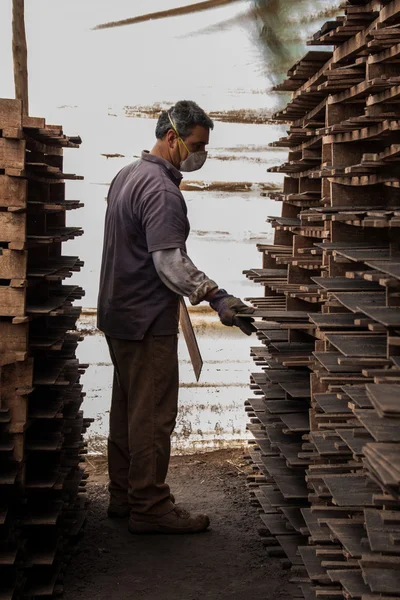 Traditionele modder baksteen productie fabriek. — Stockfoto