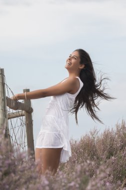 Beyaz bir elbise güzel kadın