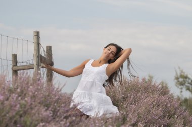 Beyaz bir elbise güzel kadın