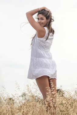 Beyaz bir elbise güzel kadın
