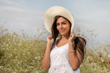 Beyaz bir elbise güzel kadın