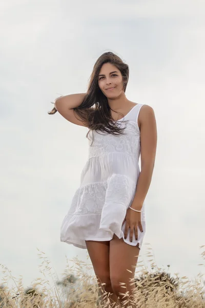 Schöne Frau auf einem weißen Kleid — Stockfoto