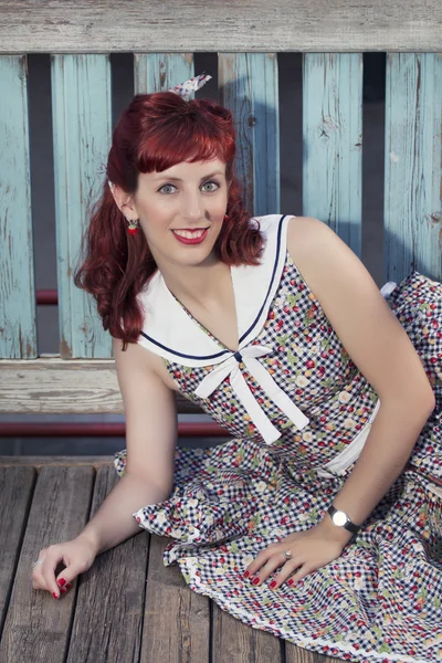 Vrouw in vintage stijl kleding — Stockfoto