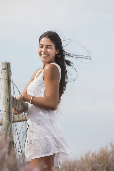 Belle femme sur une robe blanche — Photo