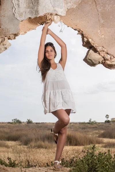 Bella donna su un vestito bianco — Foto Stock