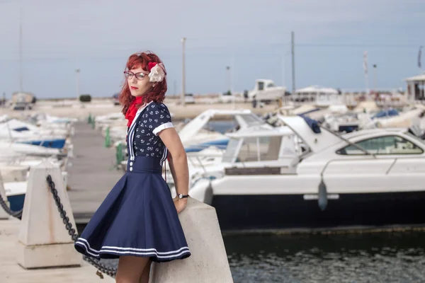 Mulher em roupas de estilo vintage — Fotografia de Stock