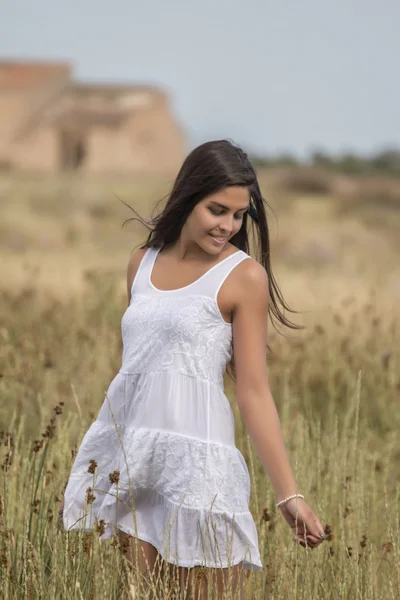 Mooie vrouw op een witte jurk — Stockfoto