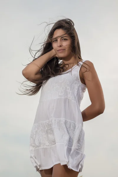 Mooie vrouw op een witte jurk — Stockfoto