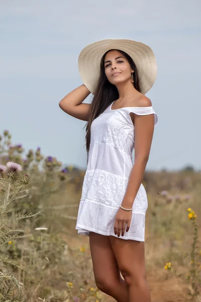 Hermosa mujer en un vestido blanco —  Fotos de Stock