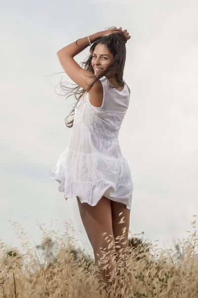 Hermosa mujer en un vestido blanco —  Fotos de Stock
