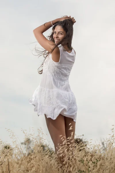 Belle femme sur une robe blanche — Photo