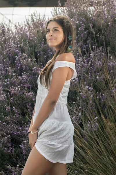 Hermosa mujer en un vestido blanco — Foto de Stock