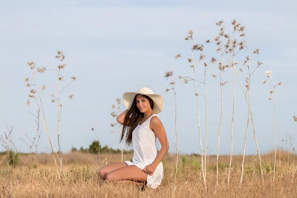 Krásná žena v bílých šatech — Stock fotografie