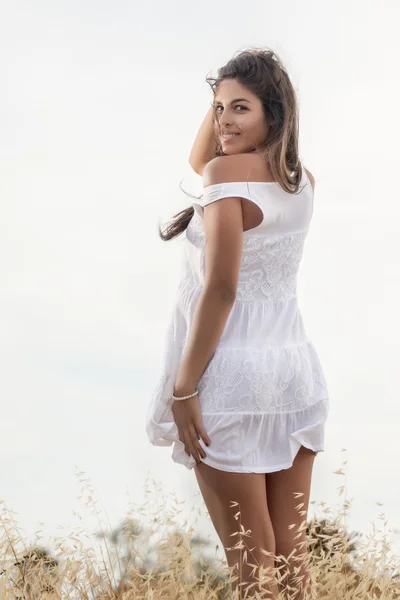 Hermosa mujer en un vestido blanco — Foto de Stock