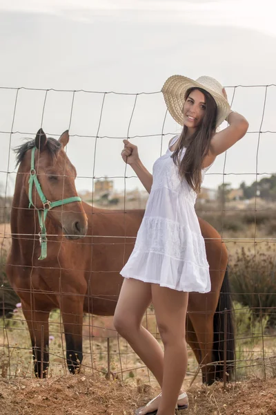 Hermosa mujer en un vestido blanco — Foto de Stock