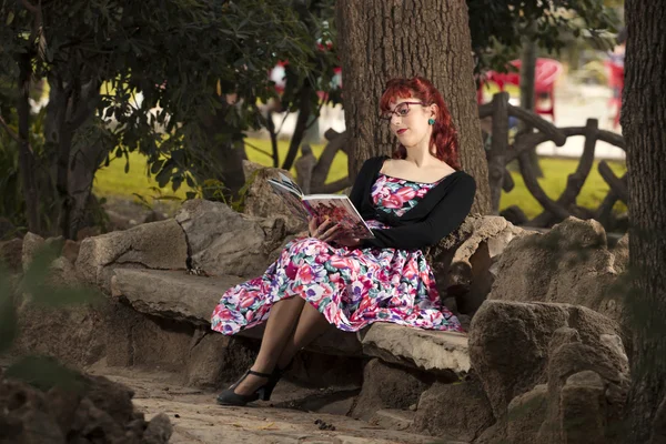 Vrouw in vintage stijl kleding — Stockfoto