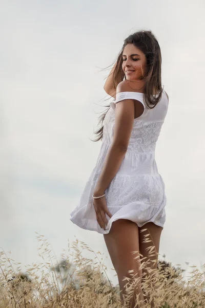 Hermosa mujer en un vestido blanco — Foto de Stock