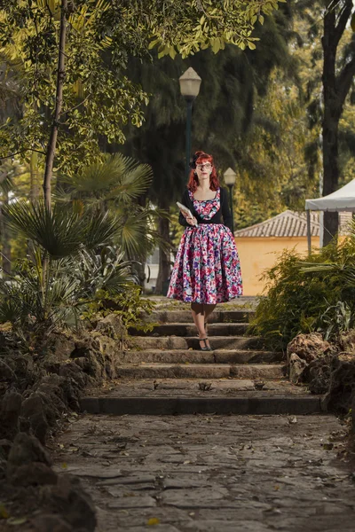 Femme en vêtements de style vintage — Photo