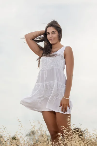 Hermosa mujer en un vestido blanco — Foto de Stock