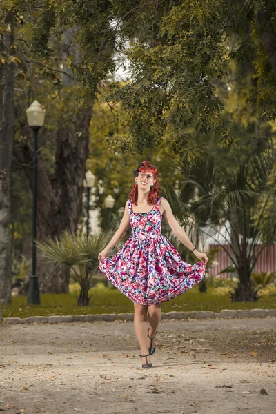 Mulher em roupas de estilo vintage — Fotografia de Stock