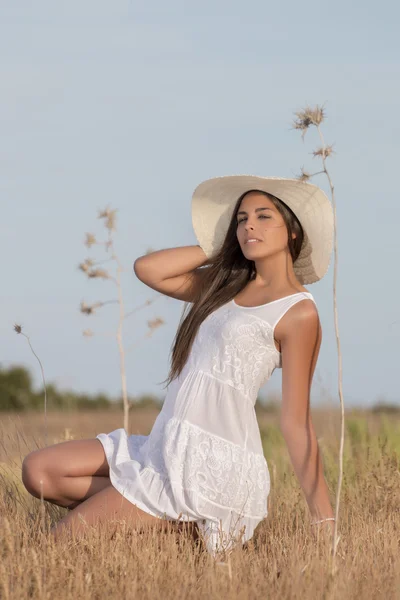 Mooie vrouw op een witte jurk — Stockfoto