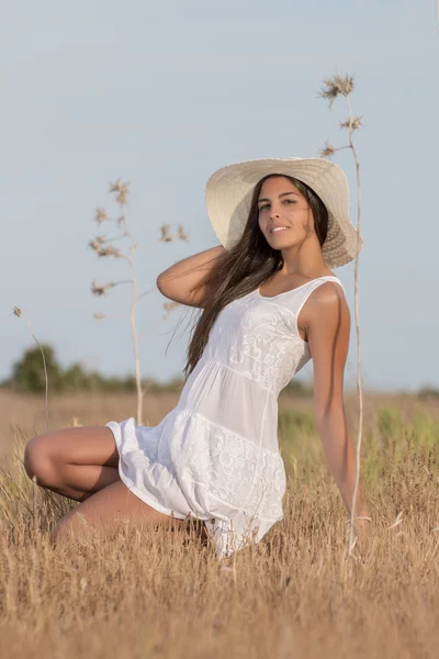 Красивая женщина на белом платье — стоковое фото