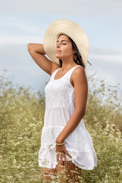 Schöne Frau auf einem weißen Kleid — Stockfoto