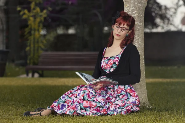 Vrouw in vintage stijl kleding — Stockfoto