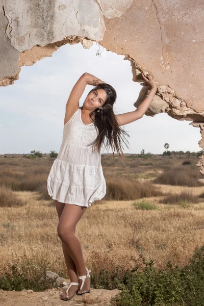 Schöne Frau auf einem weißen Kleid — Stockfoto