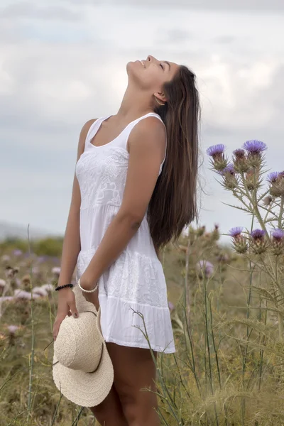 Schöne Frau auf einem weißen Kleid — Stockfoto