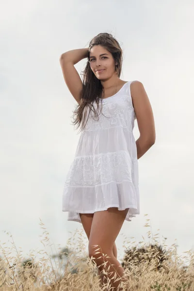 Hermosa mujer en un vestido blanco —  Fotos de Stock