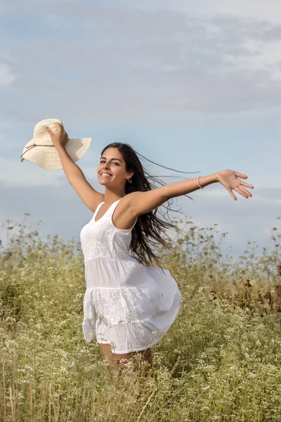 Krásná žena v bílých šatech — Stock fotografie