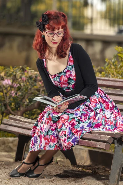 Femme en vêtements de style vintage — Photo