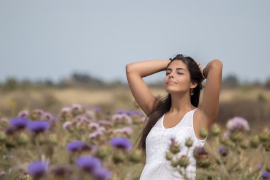 Beyaz bir elbise güzel kadın