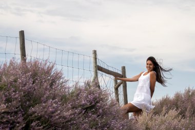 Beyaz bir elbise güzel kadın